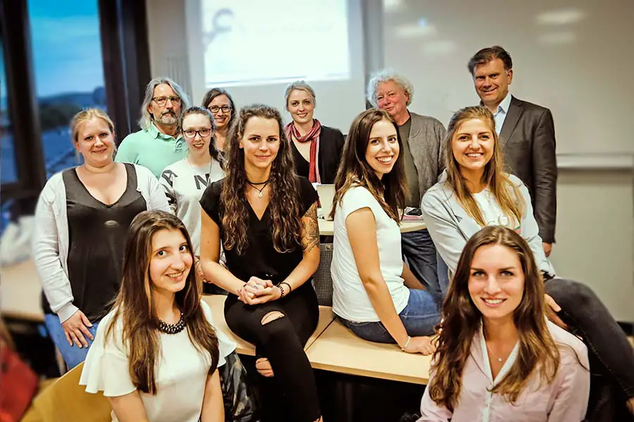 IUBH-Studierende und Dozenten 2018 mit Vertretern des Centrum e.V. und der Stadt