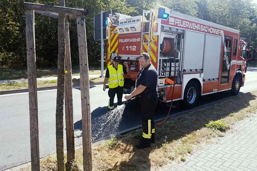 Königswinter: Feuerwehr wässert Bäume 2 bäumegießen