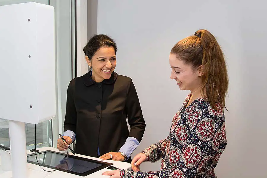 Foto: Erste Beigeordnete Cigdem Bern und Mitarbeiterin des Bürgerbüros Janine Brodesser testen den neuen Selbstbedienungs-Terminal im Bürgerbüro für Pass- und Personalausweise.