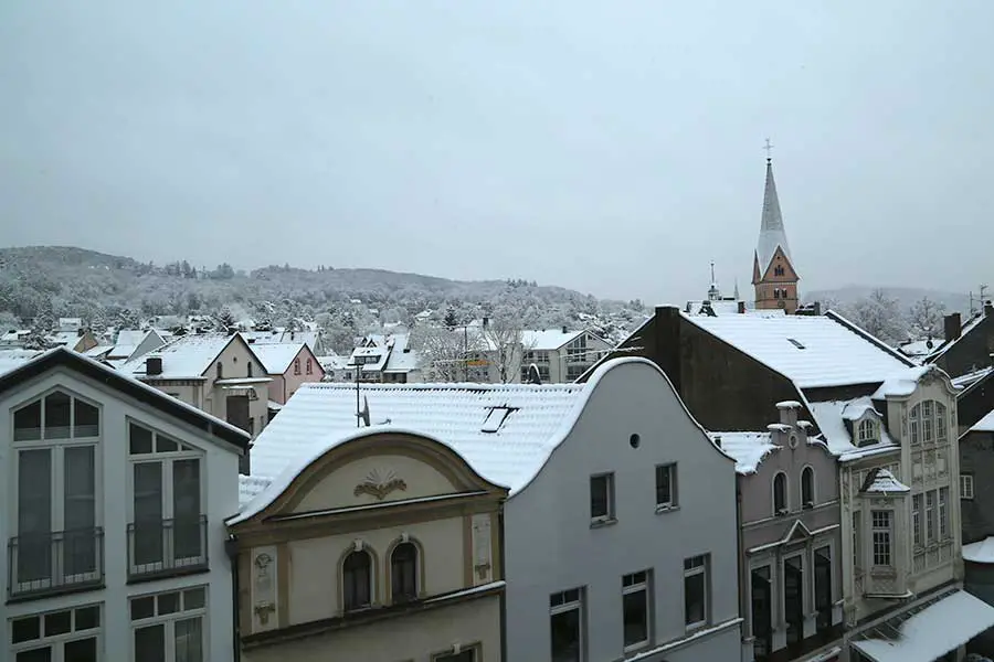 Seltenes Bild: Schneebedeckte Dächer in Bad Honnef