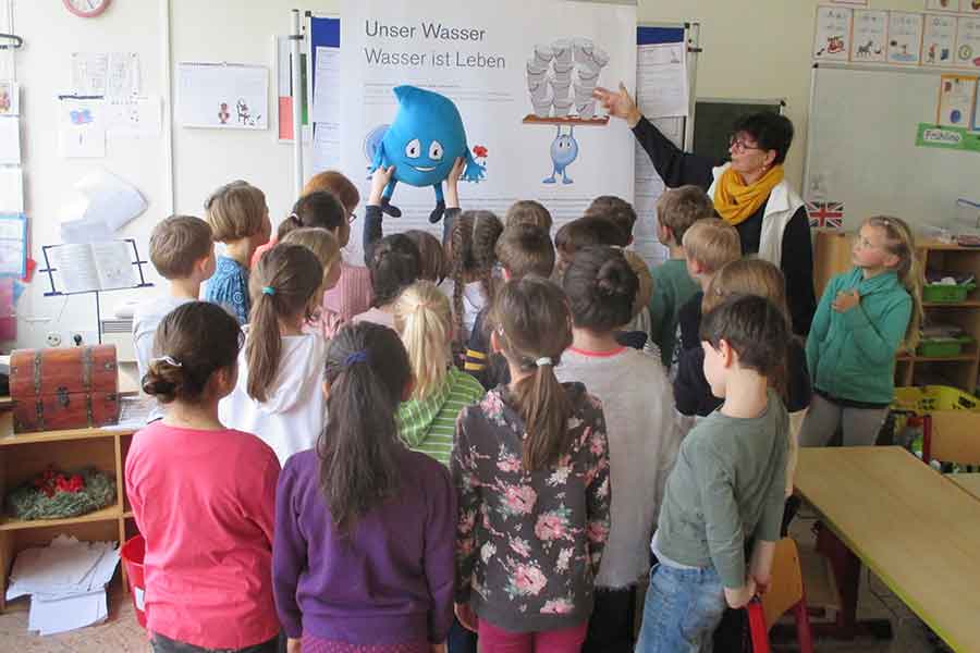 Projektleiterin Maria-Elisabeth Loevenich erklärt den Grundschulkindern den Wasserkreislauf und –verbrauch | Foto: Christine Pfalz