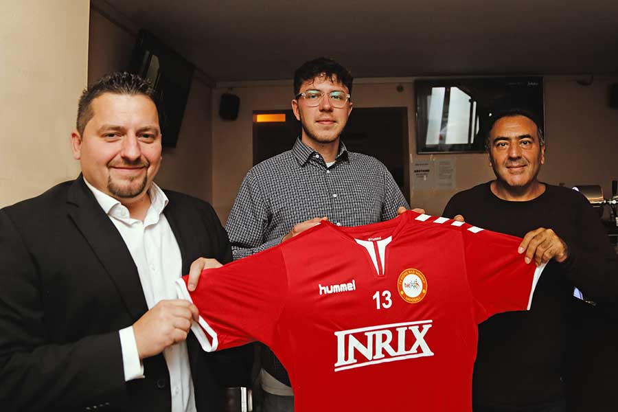 Handball-Geschäftsführer Stephan Kurenbach (l.) mit Spielertrainer David Ohly sowie Sportsbar-Chef und Dauersponsor Sinan Ekinci