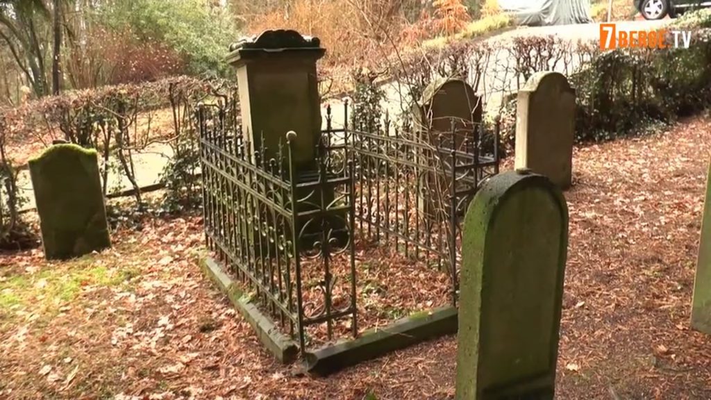 mit renate mahnke auf dem juedischen friedhof auf der helte