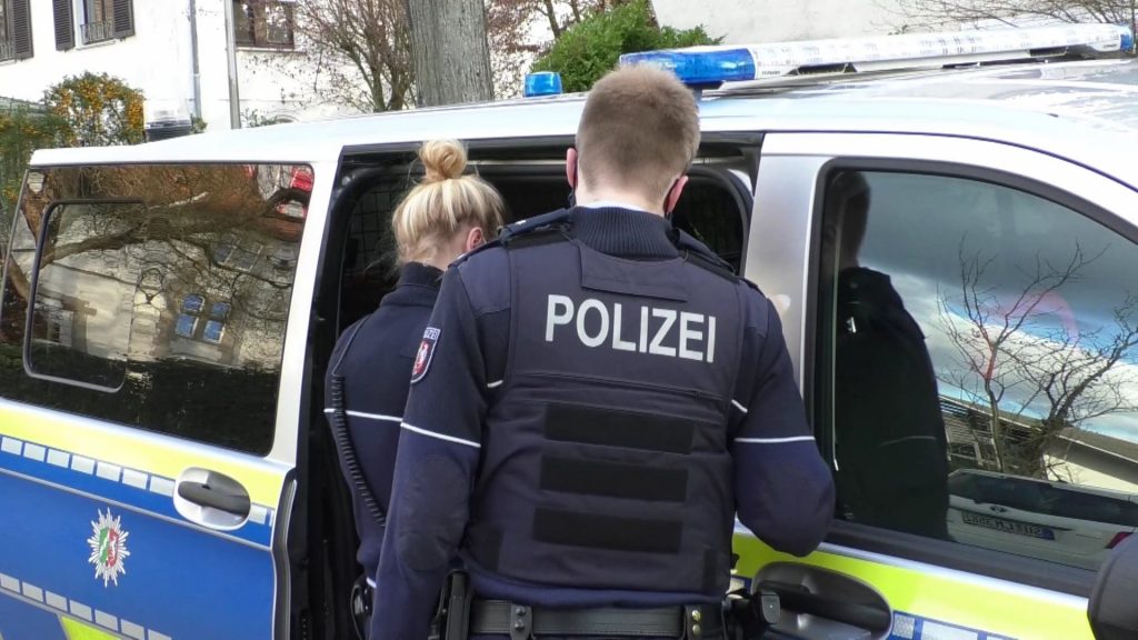 ziemlich unglaublich reifen an ueber 80 fahrzeugen zerstochen
