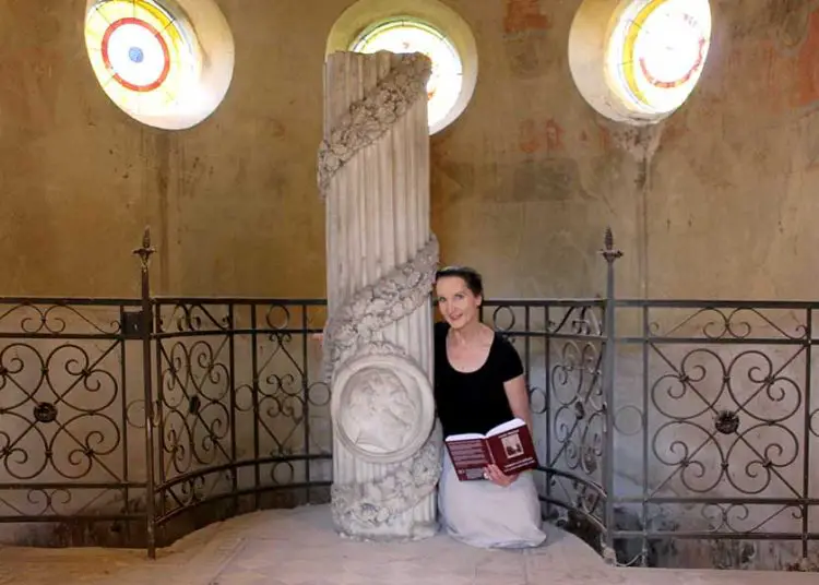 Autorin Catrin Möderler im Innern des Mausoleums der Familie Röder – auf der Stele das Bildnis von Ferdinand Röder | Foto: Christina Pfalz
