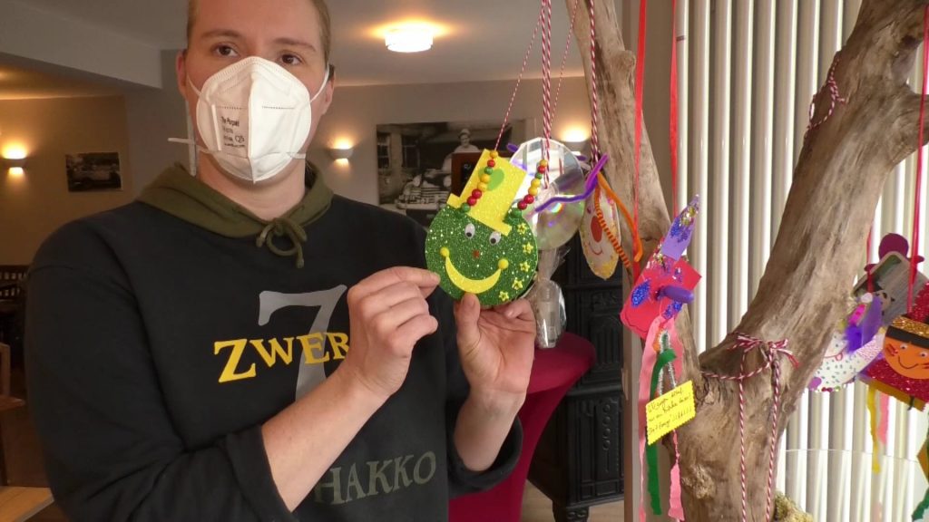 ein orden fuer dich weitere selbstgebastelte orden trafen im cafe schlimbach ein