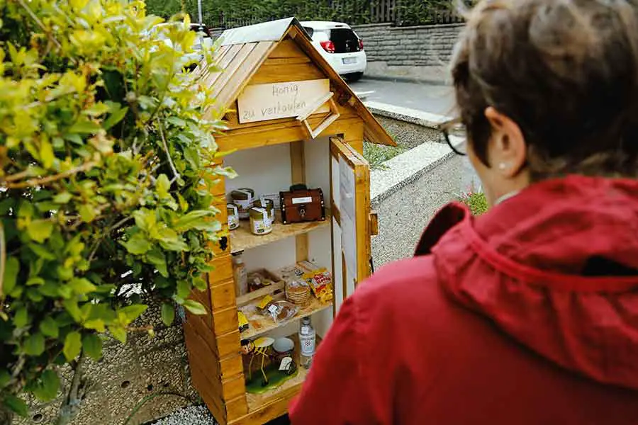 Kleiner Honig-Selbstbedienungskiosk in Erpel-Orsberg