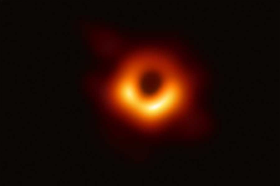 Bild vom Schatten eines Schwarzen Lochs im Zentrum der Galaxie M87 