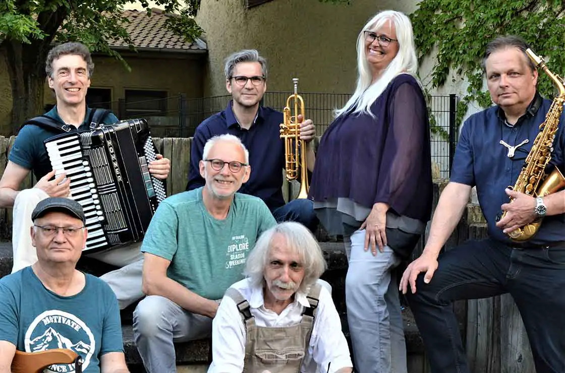 ‚8CloseHarmonix‘, die Bandformation mit acht Musikern aus der Region - Quelle: Veranstalterin