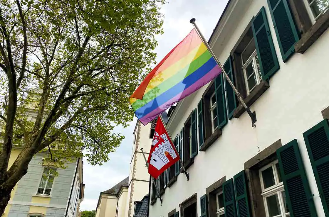 Regenbogenfahne am Haus Bachem - Foto: Stadt Königswinter