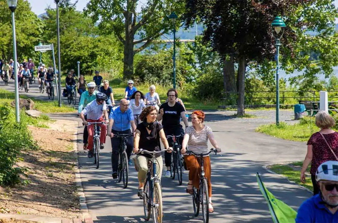 Gemeinsam mit ihren Gästen befuhren Oberbürgermeisterin Katja Dörner und Bezirksbürgermeisterin Lara Mohn auf ihren Rädern den ausgebauten Radweg. 
Foto: Giacomo Zucca/Bundesstadt Bonn