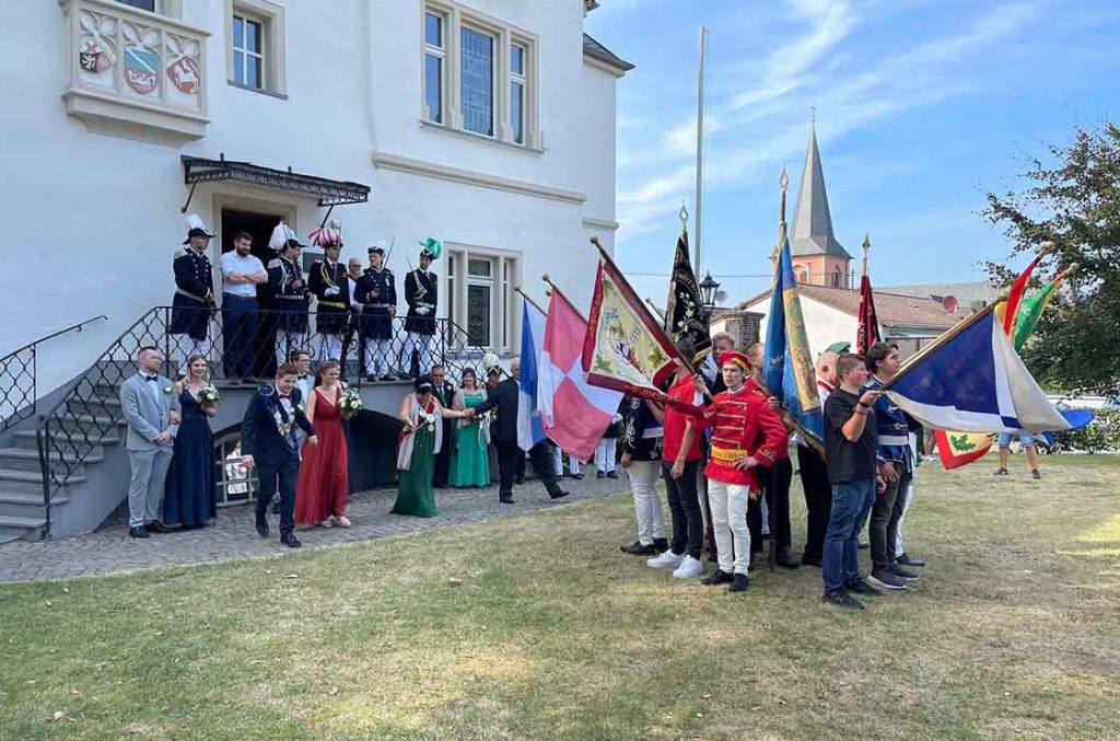 Kirmes Rheinbreitbach Koenigspaare und Gefolge