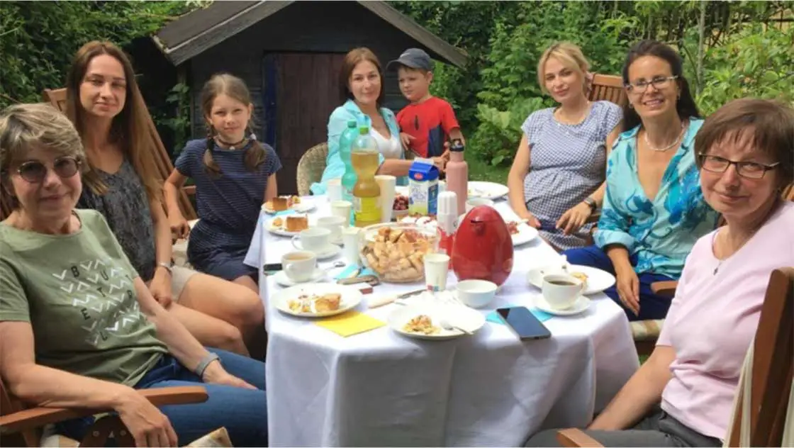Zum Abschluss zweier erfolgreicher Sprachkurse für Frauen aus der Ukraine feierten die Teilnehmerinnen gemeinsam mit ihrer Deutschlehrerin und der Gleichstellungsbeauftragten der Stadt Bad Honnef ein Sommerfest - Foto: Stadt Bad Honnef
