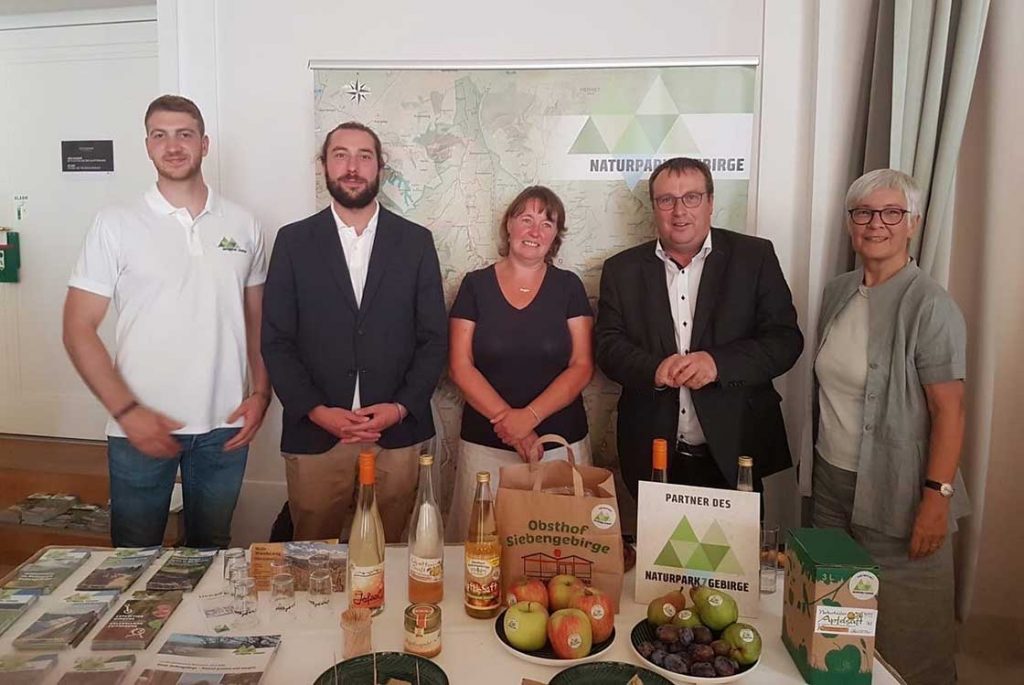 Umweltminister Oliver Krischer am Infostand des Naturpark Siebengebirge