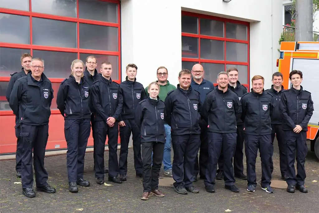 Teilnehmerinnen und Teilnehmer mit den Ausbildern des Einführungslehrgangs - Quelle: Feuerwehr VG Asbach