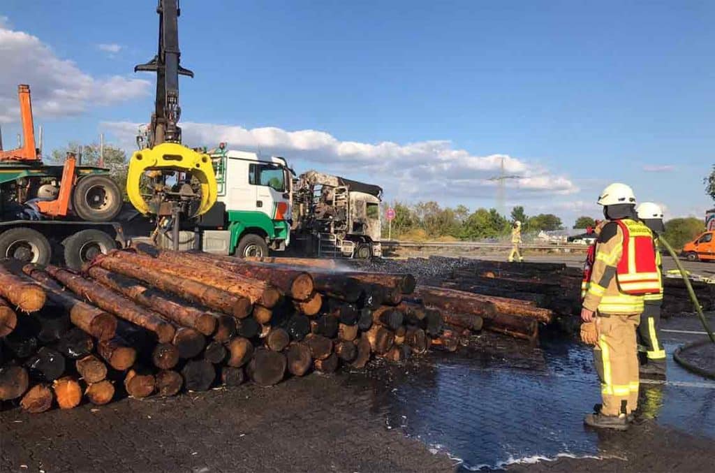 Holztransporter brannte