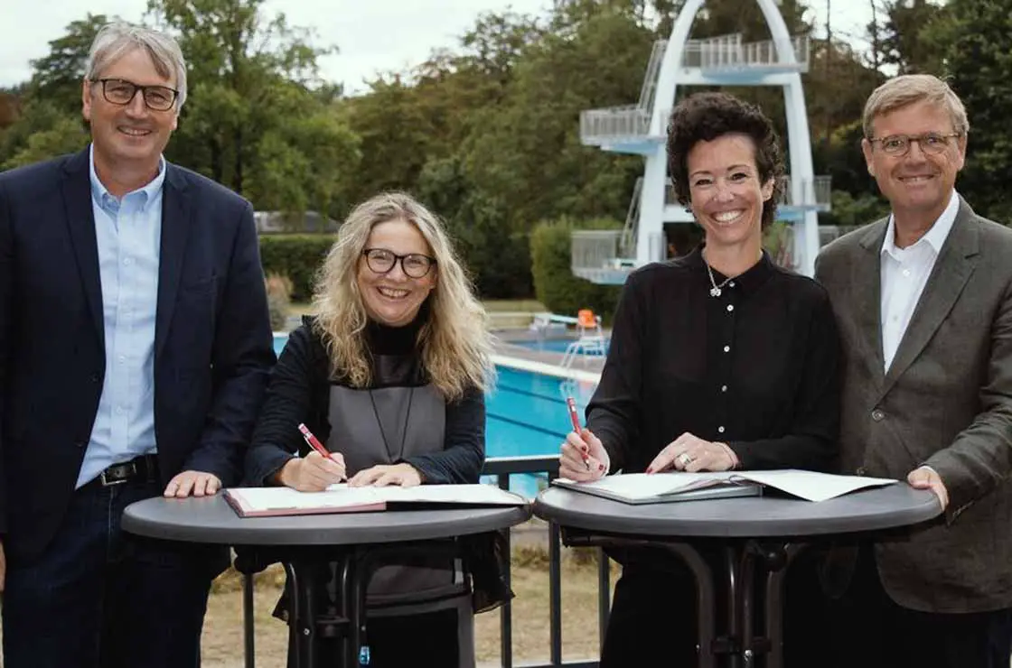 Unterzeichneten den Mietvertrag: (v.l.) Stefan Günther, Dr. Birgit Schneider Bönninger, Anna Baumgart und Dr. Georg Gansen - Foto: 
Sascha Engst/Bundesstadt Bonn