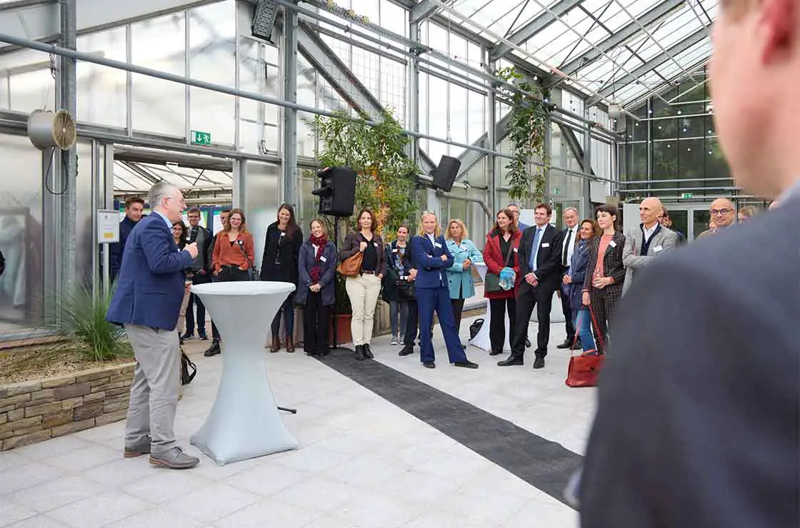 Prof. Hoch (li.) begrüßt die Teilnehmenden zum Get-Together im Mittelmeerhaus der Botanischen Gärten der Universität Bonn. 
Fotos: Volker Lannert/Uni Bonn