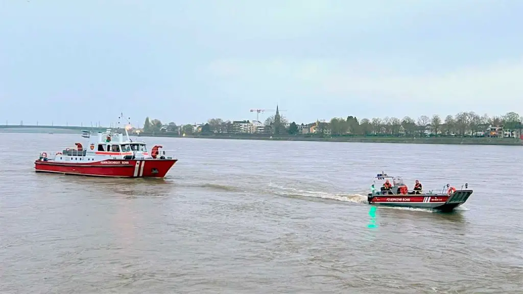 rettungsboot feuerwehr rhein