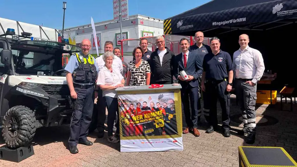 Gruppenbild Politik und Blaulicht