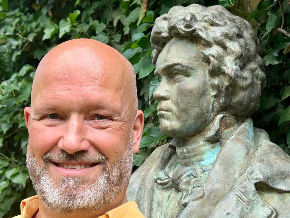 Thomas Rohde mit Beethoven Querformat Foto Marie Paule G