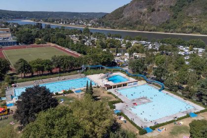 12 . 15 Foto Freibad Remagen