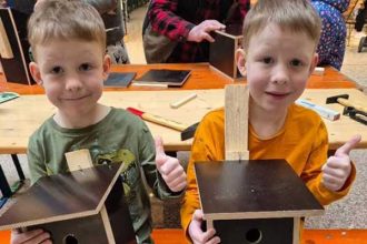 Auf die eigenen Nistkaesten sind die kleinen Tierschuetzer besonders stolz