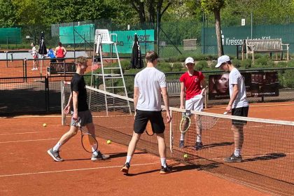 Tennis Rot weiss