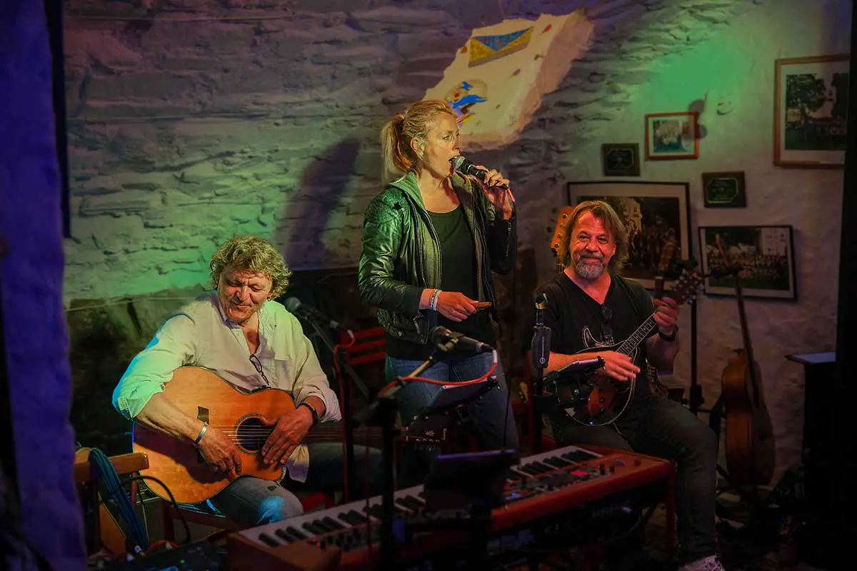 Groove im Gewölbekeller – Ein besonderer Konzertabend mit Bäd Honnef und B&M 2 Band M