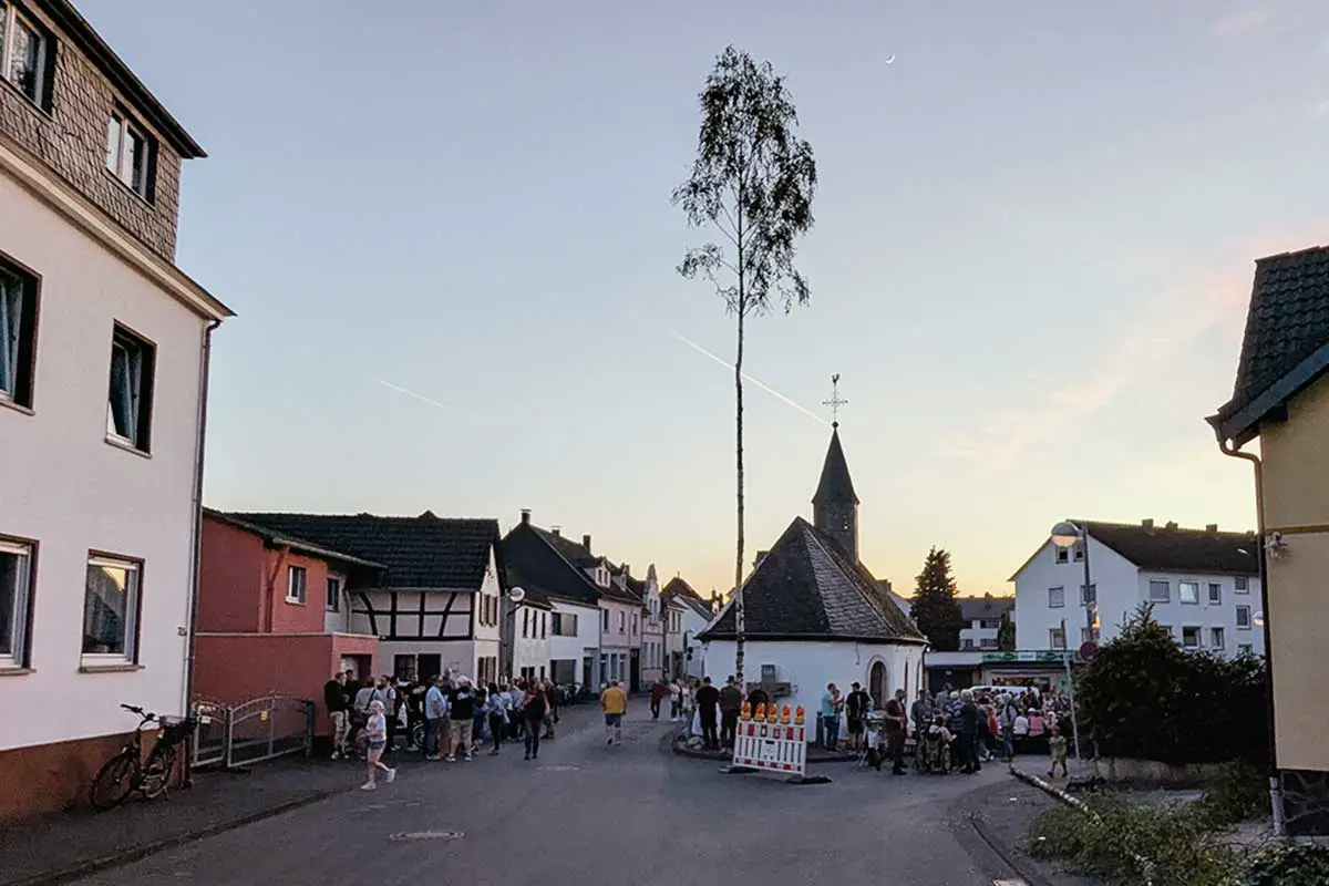 Aufregung in Rhöndorf: Maibaum rutschte aus Verankerung 2 Maibaum selhof