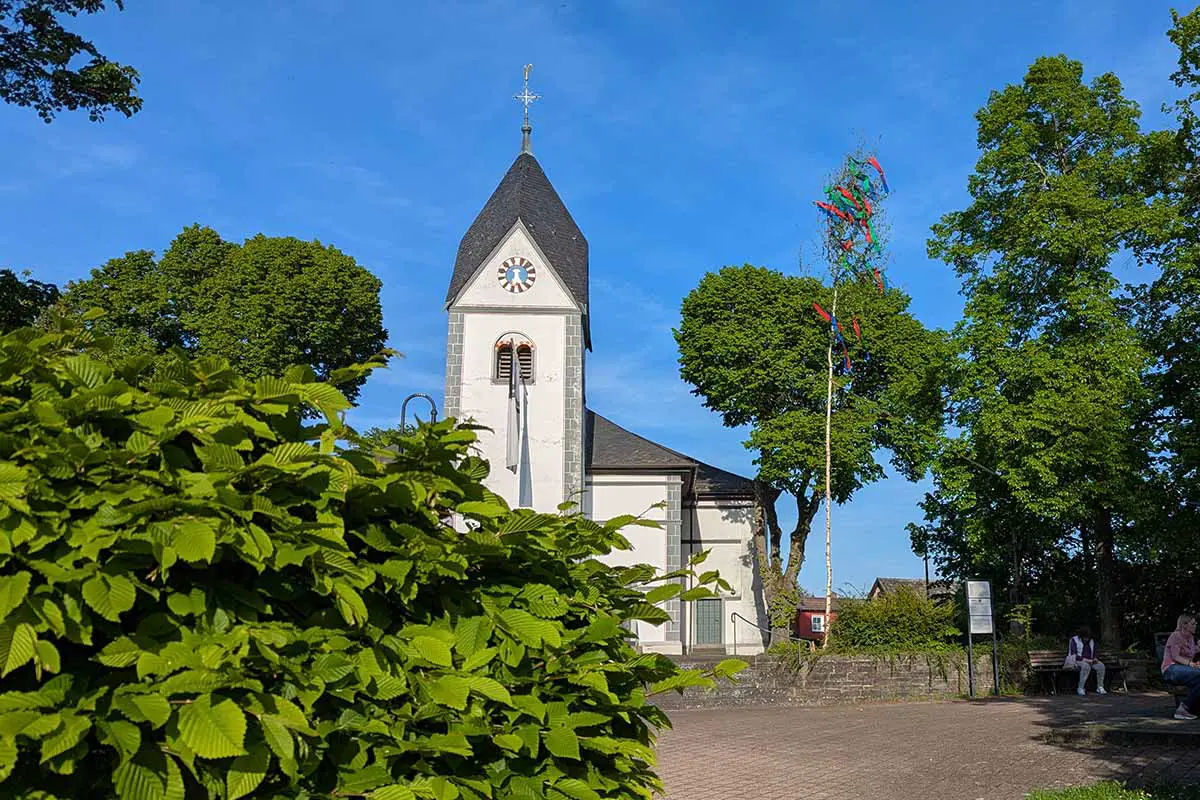 Aufregung in Rhöndorf: Maibaum rutschte aus Verankerung 1 Maibaumstellen 2025 17