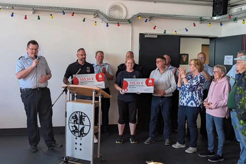 Glühweinteam der KG Rheinbreitbach unterstützt Bambini- und Jugendfeuerwehr 2 Scheckuebergabe 1
