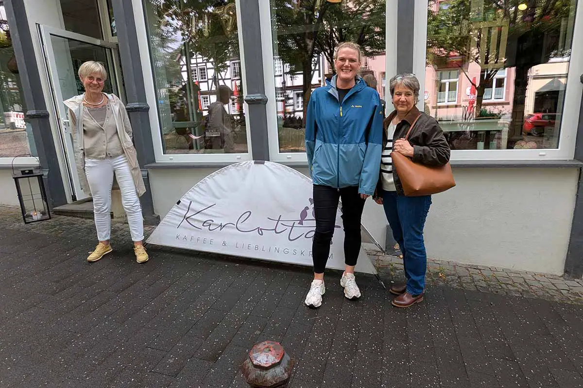 9 Jahre "Karlottas Kaffee & Lieblingskram" 2 bhz