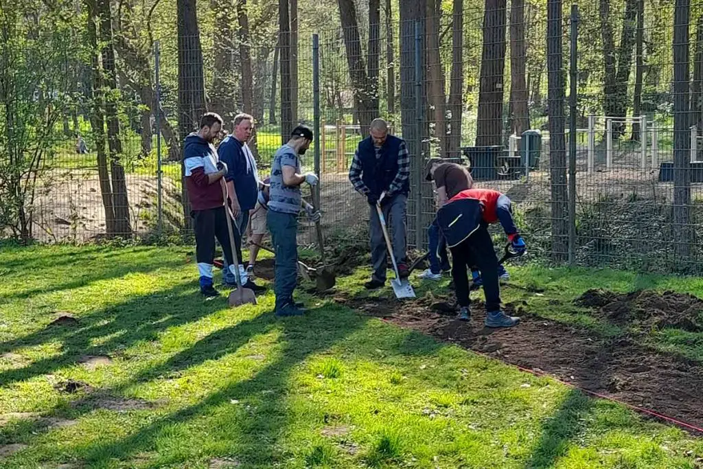 LVB: Trainer, Eltern und Athleten sanieren Weitsprunganlage 2 lvb1