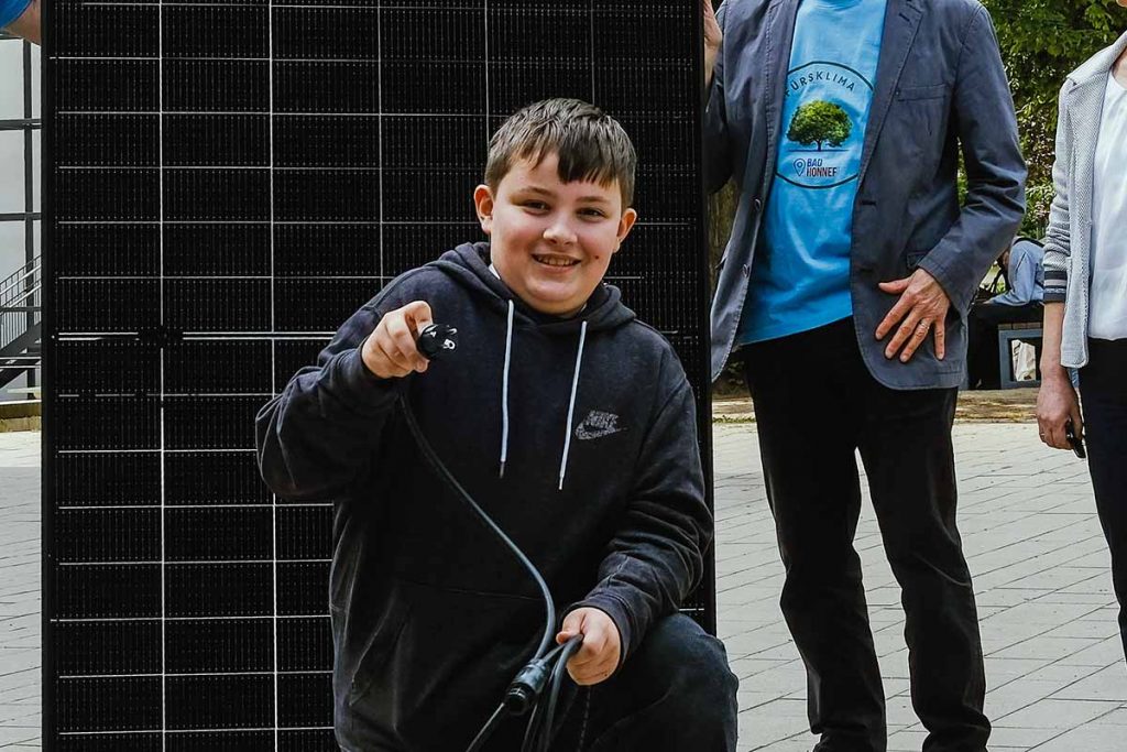 11-jähriger Schüler spendet Balkonkraftwerk an Schule – ein starkes Zeichen für die Energiewende 2 rouven