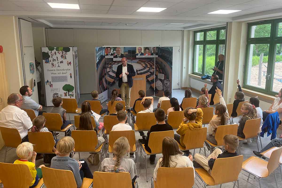 Eröffnung der Mitmachausstellung „Landtag macht Schule“ an der Theodor-Weinz-Grundschule 2 IMG 4178