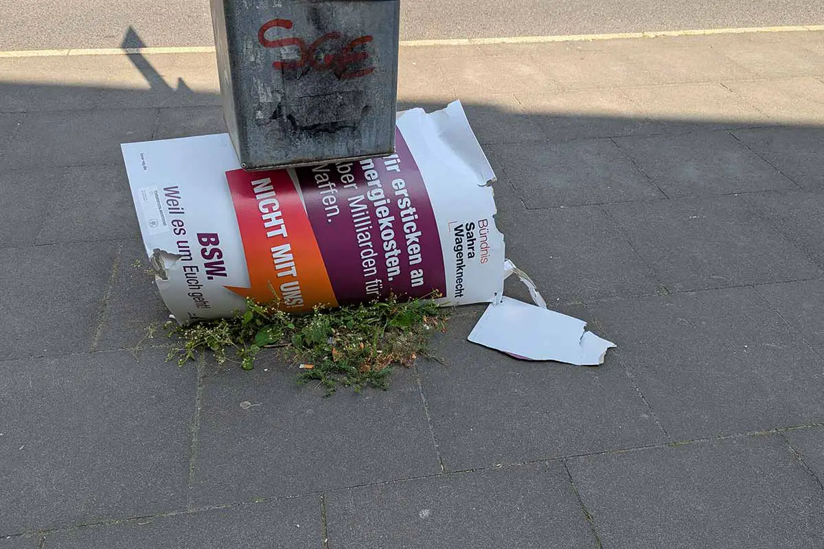 zerstoertes plakat