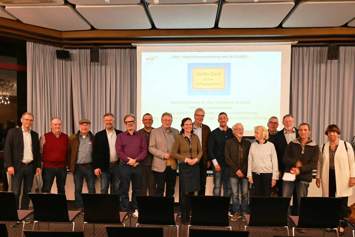 Gruppenbild des neu gewaehlten Vorstand und Beirat