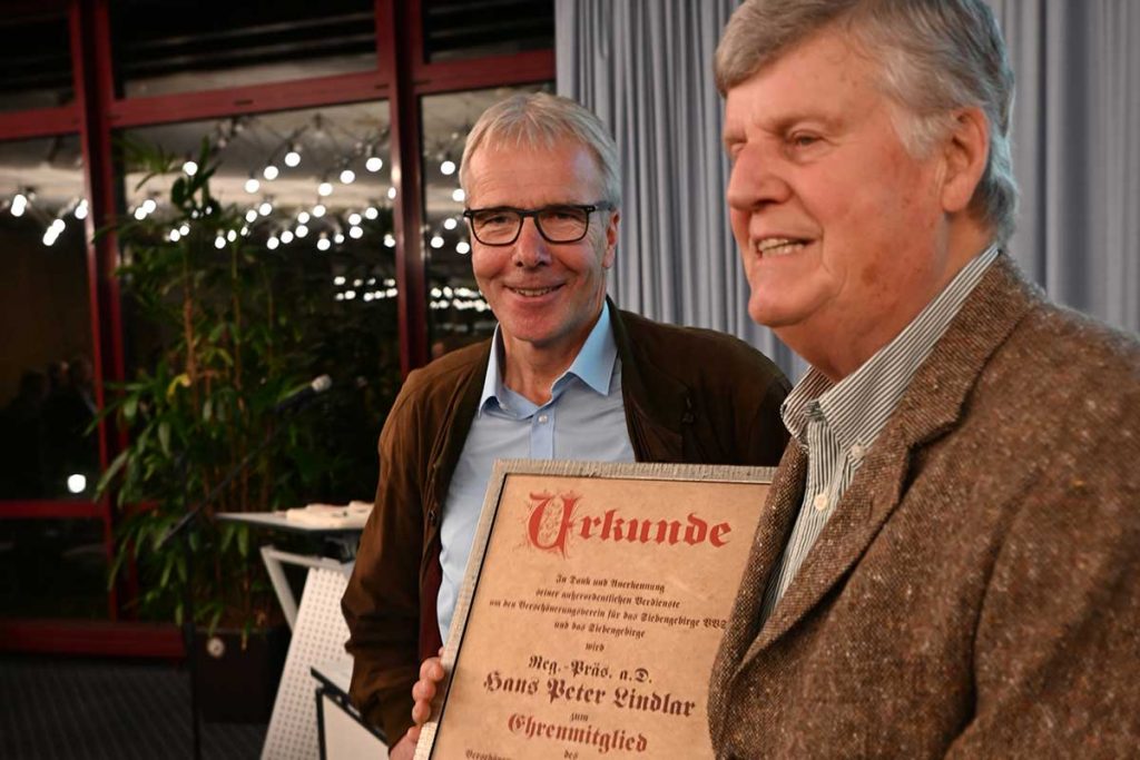 Urkundenuebergabe von Stephan Schuette an Hans Peter Lindlar zum Ehrenmitglied