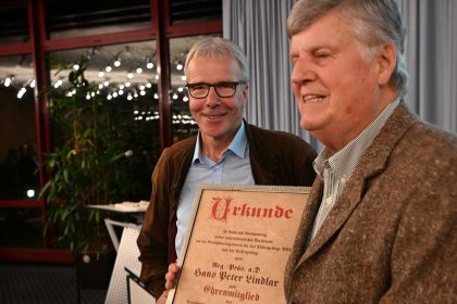 Urkundenuebergabe von Stephan Schuette an Hans Peter Lindlar zum Ehrenmitglied