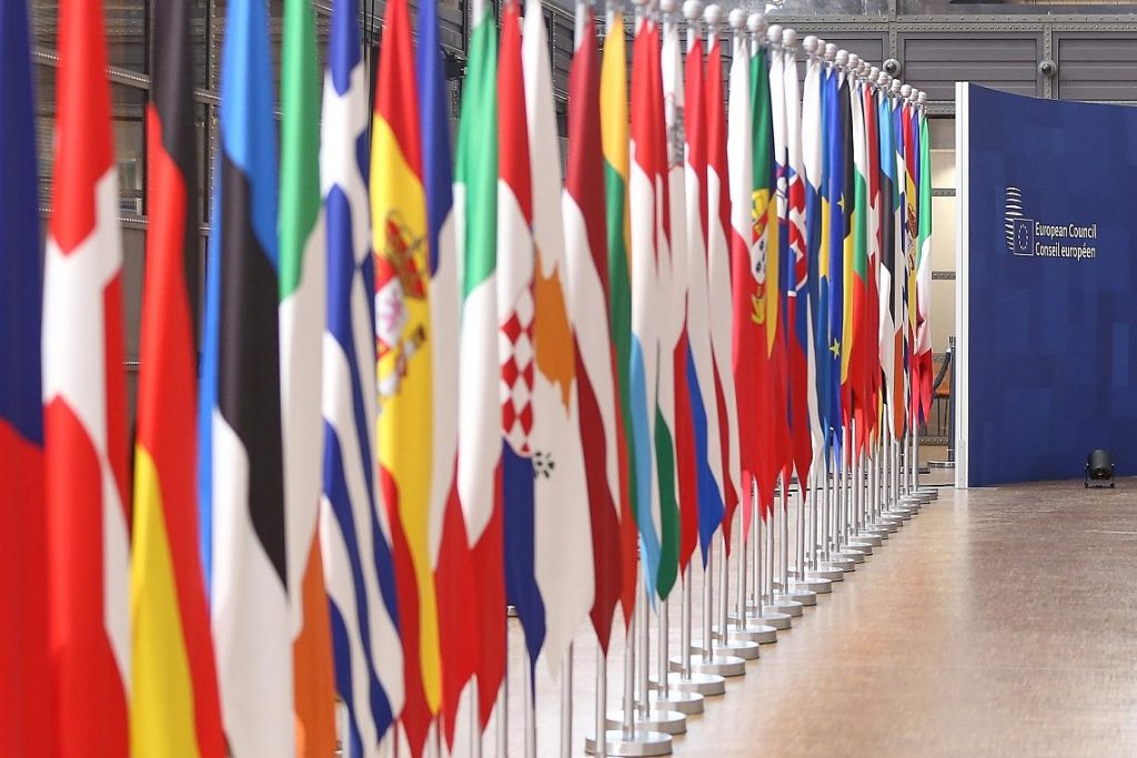 Fahnen der EU-Mitgliedsländer beim Europäischen Rat am 23.10.2025