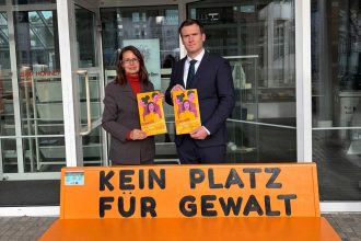 Orange Bank Rathaus mit BM und Gleichstellungsbeauftragter