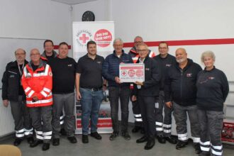 Uebergabe Zertifikant und Teilnehmer