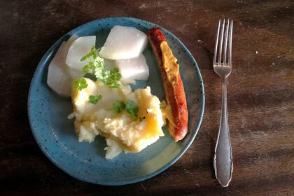 Bratwurst mit Kartoffelbrei und Kohlrabi (Archiv)
