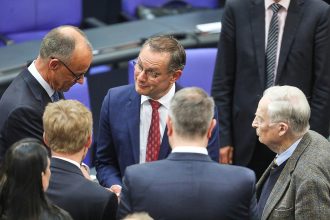 Friedrich Merz bekommt nach der Kanzlerwahl Glückwünsche von der AfD (Archiv)