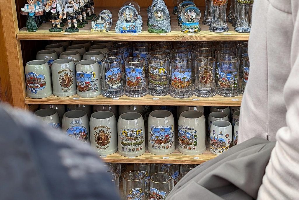 Bierkrüge auf dem Oktoberfest (Archiv)