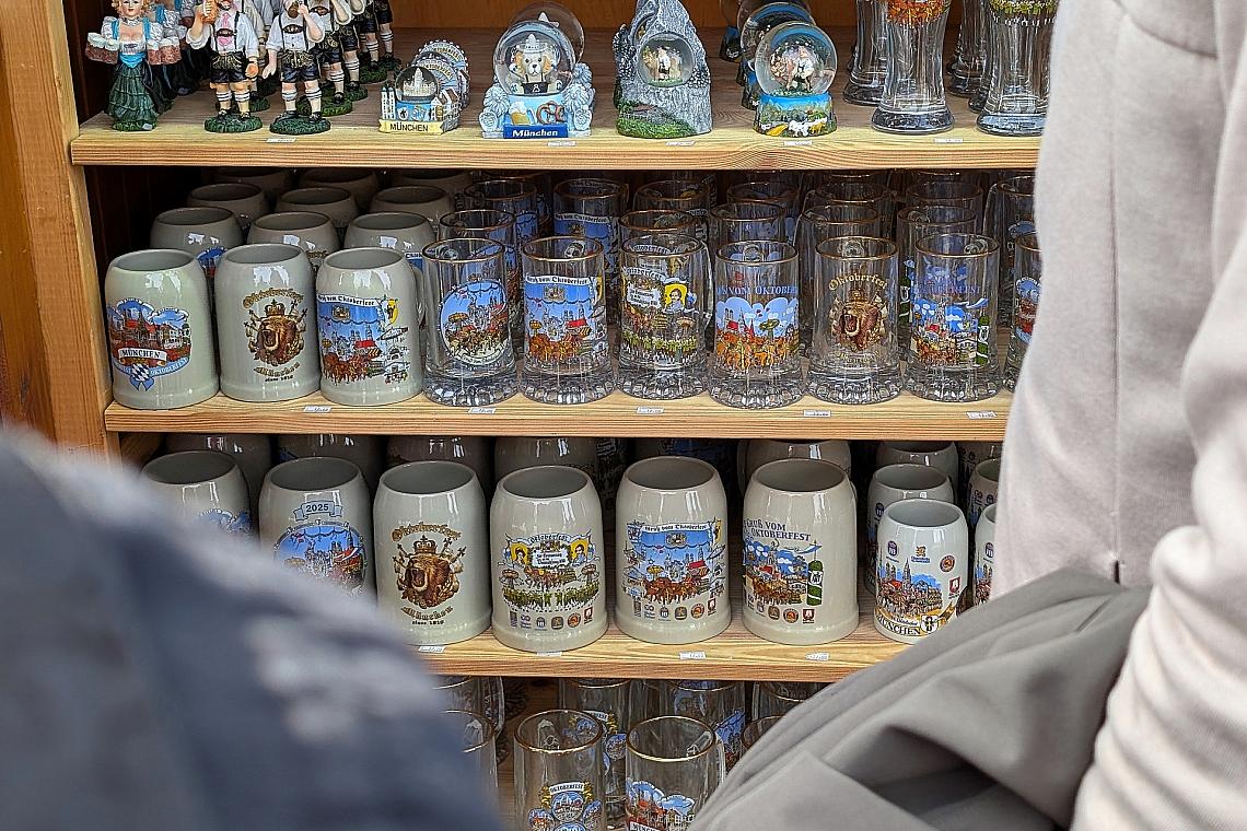 Bierkrüge auf dem Oktoberfest (Archiv)