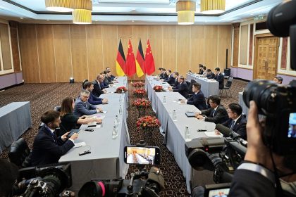 Friedrich Merz bei einem bilateralen Treffen mit Li Qiang am 23.11.2025