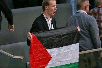 Besucher stört Bundestagssitzung mit Pro-Palästina-Protest am 26.11.2025