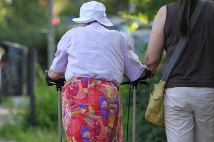 Seniorin mit Helferin (Archiv)